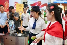 Sistema de control de billetes biométrico en la estación de tren de Hanoi. (Foto: Nhan Dan)