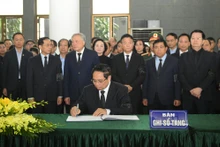 El primer ministro Pham Minh Chinh escribe en el libro de condolencias (Foto: Nhan Dan)