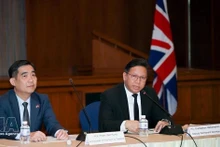 Pham Viet Hung, embajador de Vietnam en Tailandia. (izquierda) (Foto: VNA)