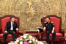 El subdirector de Aduanas de Vietnam, Tran Duc Hung (derecha), recibe al director del Departamento de Gestión Empresarial e Inspección Posterior al Despacho de la Aduana de China, Lin Jiandian. (Foto: Aduana de Vietnam)