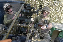 Soldados ucranianos prueban armas en el distrito de Kupyansk. (Foto: Xinhua)