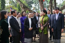 Ngo Phuong Ly, esposa del secretario general del Partido Comunista de Vietnam, y Naly Sisoulith, esposa del secretario general del Partido Popular Revolucionario de Laos y presidente del país, en el evento (Foto: Nhan Dan)