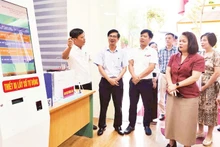 Delegación de trabajo del Ministerio de Ciencia y Tecnología inspecciona el Centro de Servicios Administrativos Públicos del barrio Phu Lien, en la ciudad de Hai Phong.