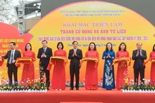 Los delegados cortan la cinta inaugural de la exposición.