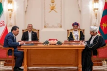 El sultán de Omán, Haitham bin Tariq Al Said (derecha, al fondo), y el presidente iraní, Masoud Pezeshkian (izquierda, al fondo), en la ceremonia de firma en Mascate, Omán, el 27 de mayo de 2025. (Fuente: Xinhua)