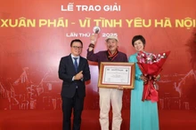 El reconocido músico Tran Tien fue galardonado con el Gran Premio, la máxima distinción del Premio Bui Xuan Phai - Por el Amor de Hanói 2025. (Foto: Nhan Dan)