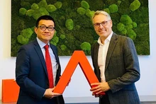 El embajador vietnamita en Austria, Vu Le Thai Hoang, se reúne con Rene Tritscher, director de la Agencia Austriaca de Asesoramiento Empresarial.