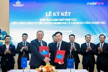 Ceremonia de firma del memorando de entendimiento sobre la cooperación entre MobiFone y CMC. (Foto: VNA)