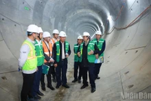 El primer ministro Pham Minh Chinh inspecciona el sitio de obras del proyecto, en el tramo del túnel de la estación S11 Van Mieu. (Foto: Nhan Dan)