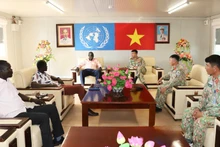 Kon Maneit Matiok, ministro de Infraestructura y Servicios Públicos de la región de Abyei, visita al cuartel del Equipo de ingenieros número 4 de Vietnam. (Foto: Van Quyet)