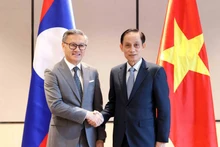 El ministro de Relaciones Exteriores de Vietnam, Le Hoai Trung (derecha), y su homógolo laosiano, Thongsavanh Phomvihane (Foto: VNA)