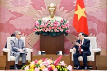El presidente de la Asamblea Nacional de Vietnam, Tran Thanh Man (derecha), recibe al ministro de Relaciones Exteriores de Laos, Thongsavanh Phomvihane. (Foto: VNA)