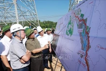 El primer ministro Pham Minh Chinh inspecciona el avance de la construcción del proyecto de la línea de transmisión de 500 kV Lao Cai - Vinh Yen. (Foto: VNA)