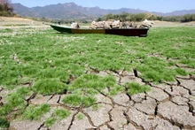 Un barco encalla en un lago en el distrito de Wonogiri, provincia indonesia de Java Central, el 10 de agosto de 2023. (Foto: Xinhua)