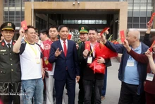 Vu Van Dien, vicepresidente permanente del Comité Popular de Quang Ninh, saluda a los turistas. (Foto: VNA)