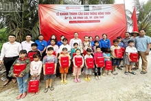 Los delegados entregan regalos a los niños de la aldea 13.