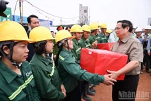 El primer ministro Pham Minh Chinh anima a los trabajadores en las obras del Aeropuerto Internacional de Gia Binh (Foto: Nhan Dan)