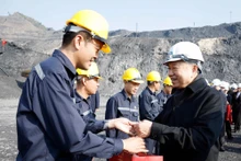 El secretario general del Partido Comunista de Vietnam, To Lam, visita a trabajadores del sector carbonero en Quang Ninh por el Tet (Foto: Nhan Dan)