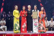 Los artistas de la Federación de Circo de Vietnam reciben el premio especial en el Festival Mundial de Arte Circense IDOL 2025.