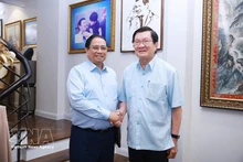El primer ministro de Vietnam, Pham Minh Chinh (izquierda), visita al expresidente Truong Tan Sang (Foto: VNA)