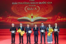 Autores reciben el Premio A. (Foto: Viet Linh)