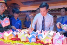 El secretario del Comité del Partido de Quang Tri, Nguyen Long Hai, suelta faroles de flores en homenaje a los mártires y héroes.