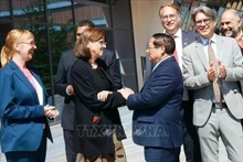 El primer ministro Pham Minh Chinh (segundo desde la derecha) visita el Instituto Karolinska. (Foto: VNA)