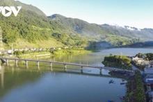 Vista de Muong Lay, cuando el agua alcanza una alta cota en el lago-hidroeléctrica. (Foto: VOV)