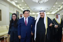 El primer ministro Pham Minh Chinh visita al ex primer ministro kuwaití, jeque Nasser Al-Mohammed Al-Jaber Al-Sabah, a su residencia privada. (Foto: VNA)