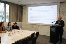 El viceprimer ministro permanente, Nguyen Hoa Binh, habla en la sede de Swiss Global Enterprise (SGE). (Foto: VNA)