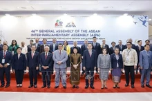 El presidente de la Asamblea Nacional, Tran Thanh Man (sexto desde la derecha, primera fila) y otros delegados en la ceremonia inaugural de la AIPA-46. (Foto: VNA)