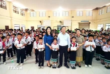 El embajador de Vietnam en Laos, Nguyen Minh Tam y su esposa se toman una foto con representantes escolares y alumnos de la Escuela Bilingüe Laos-Vietnamita Nguyen Du. (Foto: VNA)