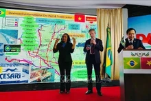 El embajador de Vietnam en Brasil, Bui Van Nghi, en encuentro con el alcalde de Davinópolis, Zé Pequeno (Foto: VNA)