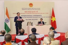 Nguyen Trong Nghia, miembro del Buró Político y presidente de la Comisión de Propaganda, Educación y Movilización de Masas del Partido Comunista de Vietnam (PCV), habla en el seminario. (Foto: VNA)