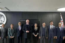 El embajador de Vietnam en Australia, Pham Hung Tam (tercero desde la derecha), en una sesión de trabajo con el primer ministro del Territorio de la Capital Australiana, Andrew Barr. (Foto: VNA)