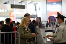 El personal de seguridad de la aviación verifica la información de los pasajeros. (Foto: VNA)
