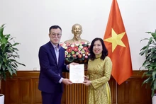 La viceministra Le Thi Thu Hang, entrega el permiso de establecimiento de la Oficina Permanente en Vietnam al periódico surcoreano de Financial News (Foto: VNA)
