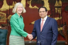 El primer ministro Pham Minh Chinh recibe a la flamante embajadora de Australia en Vietnam, Gillian Bird (Foto: VNA)
