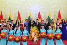 El presidente vietnamita Luong Cuong y su esposa, el presidente lituano Gitanas Nauseda y su esposa, con artistas vietnamitas. (Foto: VNA)