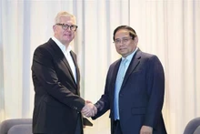 El primer ministro de Vietnam, Pham Minh Chinh (derecha) y el presidente y director ejecutivo del grupo Ericsson, Borje Ekholm (Foto: VNA)