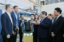El primer ministro Pham Minh Chinh (segundo a la derecha) visita la división de ciencia e ingeniería nuclear (NSE) del Departamento de Física del Real Instituto de Tecnología (KTH) de Suecia (Foto: VNA)