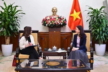 La viceministra vietnamita de Relaciones Exteriores Nguyen Minh Hang (derecha) recibe a su homóloga chilena Gloria de la Fuente (Foto: baoquocte.vn)