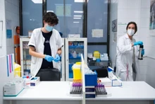 Personal sanitario en una clínica de Madrid, España. (Foto: Xinhua)