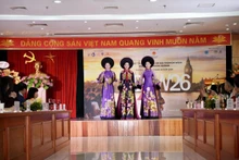 Las tres mejores concursantes de Miss Turismo Vietnam lucen vestidos tradicionales vietnamitas (Ao dai), diseñados por el diseñadora Lan Huong, en el evento. (Foto: Comité Organizador)