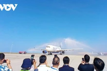 El vuelo fue recibido con la ceremonia del arco de agua al aterrizar en el Aeropuerto de Cam Ranh. (Foto: VOV)