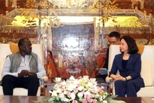 La vicepresidenta del Comité Popular de Hanói, Vu Thu Ha, en la reunión con George O. Abungu, director de Consultoría Patrimonial Okello Abungu y profesor de la Universidad de Mauricio.