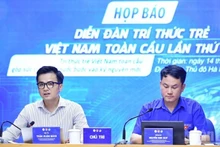 El vicepresidente permanente de la Federación de Jóvenes de Vietnam, Nguyen Kim Quy, y el profesor y doctor Tran Xuan Bach, presiden la rueda de prensa.