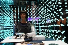 La artista robot Ai-Da pinta en la Cumbre Mundial de Inteligencia Artificial en Ginebra, Suiza, el 30 de mayo de 2024. (Foto: VNA)