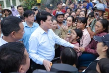 El presidente Luong Cuong visita y anima a los habitantes de las zonas inundadas de Da Nang. (Foto: Nhan Dan)