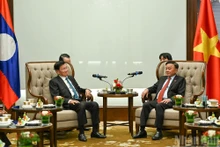 El miembro permanente del Secretariado del Comité Central del Partido Comunista de Vietnam, Tran Cam Tu, y el secretario general del Partido Popular Revolucionario de Laos y presidente del país, Thongloun Sisoulith (Foto: Nhan Dan)